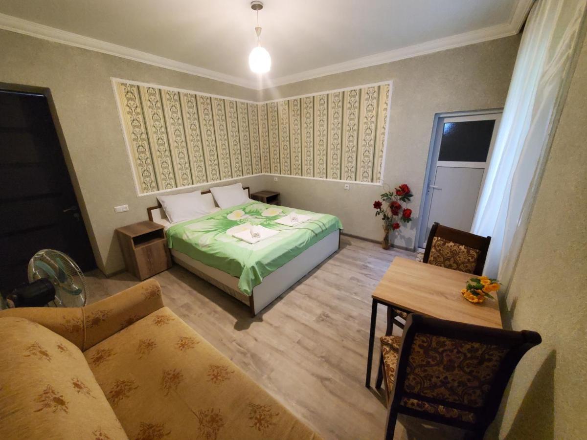 Beehives Apartment Kutaisi Bagian luar foto